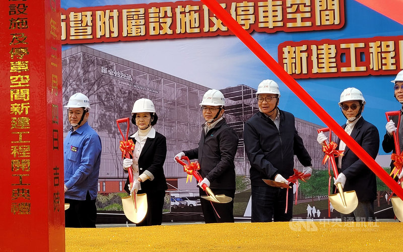 新羅東轉運站工程4日動土,宜蘭縣長林姿妙(左2)等各界貴賓出席開工典禮,未來第一階段為地上2層、地下2層的建築,預計民國112年完工。中央社記者沈如峰宜蘭縣攝 110年3月4日