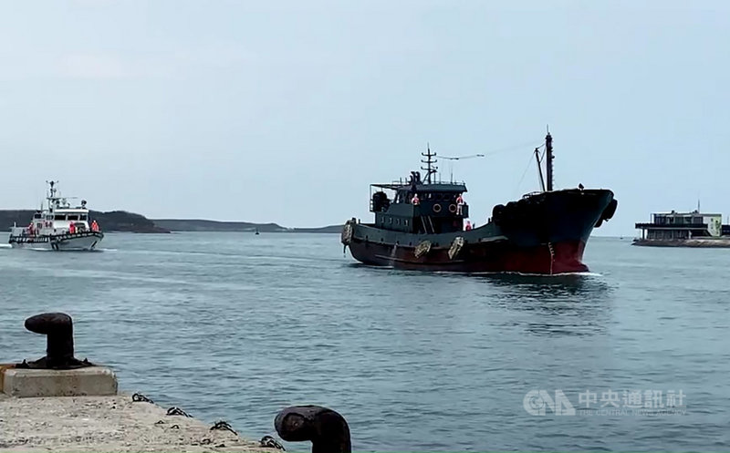 澎湖海巡隊4日在花嶼西方海域查扣一艘無船名的油料補給船,依法強扣押返,防疫單位也對7名船員進行檢疫,以防杜疫情風險。(澎湖海巡隊提供)中央社 110年3月4日