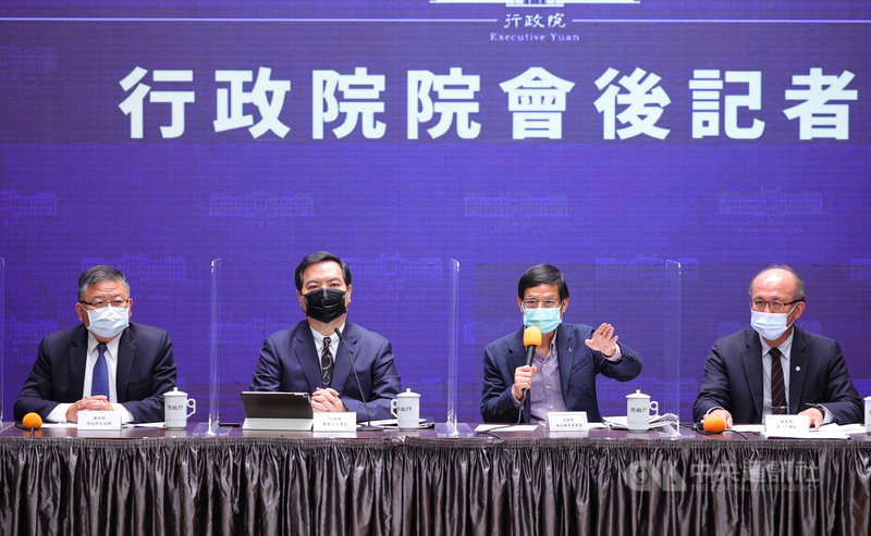 行政院會後記者會4日在新聞中心舉行,由發言人羅秉成(左2)主持,國防部副部長張冠群(左)、政務委員林萬億(右2)、教育部次長林騰蛟(右)等人出席。中央社記者謝佳璋攝 110年3月4日