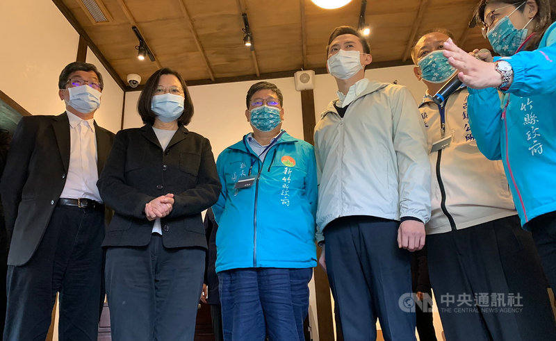 總統蔡英文(左2)4日到新竹縣關西鎮參加「客庄返鄉移居青年」座談會,總統表示,青年發揮所學專長並勇於承擔挑戰,深耕在地,將創造下一個客家的美好年代。左3為縣長楊文科。中央社記者郭宣彣攝 110年3月4日