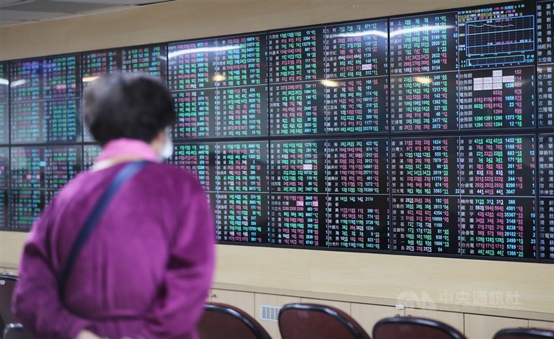 台積電美國存託憑證(ADR)下挫2.47%,影響台積電4日股價表現疲弱,早盤達新台幣608元,跌14元,市值再度跌破16兆元關卡。(中央社檔案照片)