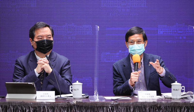 行政院會後記者會4日在新聞中心舉行,由發言人羅秉成(左)主持,政務委員林萬億(右)等人出席說明政策。中央社記者謝佳璋攝 110年3月4日