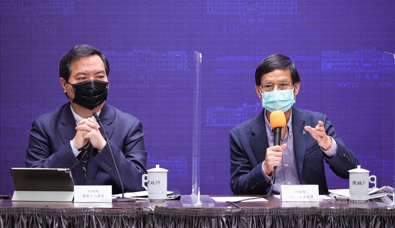 行政院會後記者會4日在新聞中心舉行,由發言人羅秉成(左)主持,政務委員林萬億(右)等人出席說明政策。中央社記者謝佳璋攝 110年3月4日