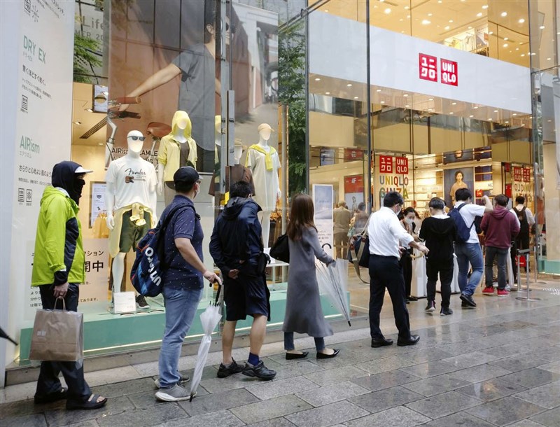 日本4月起規定商品售價一律標示含稅價,平價服飾品牌UNIQLO與GU配合政策,12日起改標含稅價,但含稅價會與原本未稅價相同,等於實質降價約9%。圖為銀座UNIQLO。(共同社)