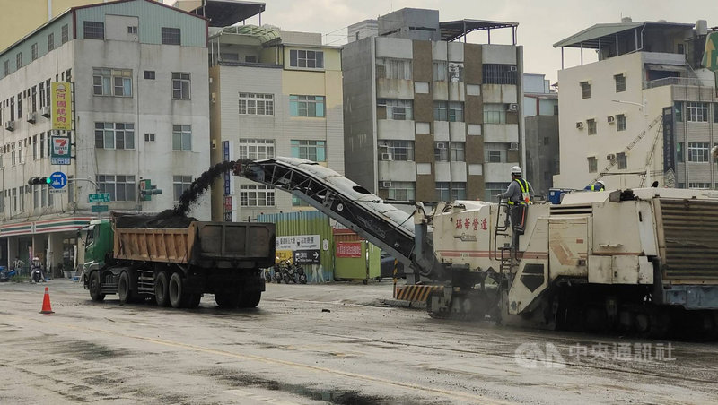 高雄市中博高架橋引道拆除工程進入第6天,84支引道鋼梁已拆除完畢,4日加速九如路段刨鋪工程,只要瀝青及夯實都達標,預計5日進行道路標線等。(鐵道局提供)中央社記者王淑芬傳真 110年3月4日
