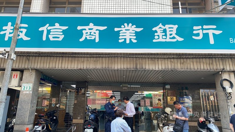 高雄市小港區二苓路板信銀行4日中午發生搶案,一名男子持玩具槍進入銀行意圖行搶,但未搶到錢。轄區小港警分局獲報派員到場將男子制伏,並帶回警局偵訊。(高市小港警分局提供)中央社記者洪學廣傳真 110年3月4日