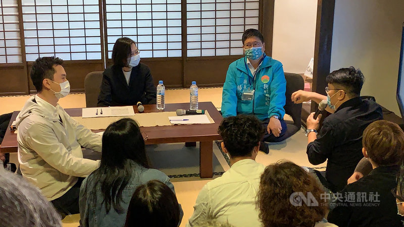 總統蔡英文(後排左)4日到新竹縣關西鎮參加「客庄返鄉移居青年」座談會,了解返鄉青年需求與理想。中央社記者郭宣彣攝 110年3月4日