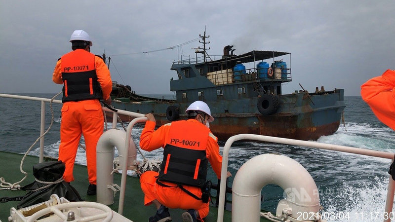 澎湖海巡隊4日執行護永專案,在望安花嶼西方19.3浬發現一艘無船名油料補給船越界作業,拒絕停船受檢,在緊追後強靠登船,依法查扣押返馬公調查。(澎湖海巡隊提供)中央社 110年3月4日