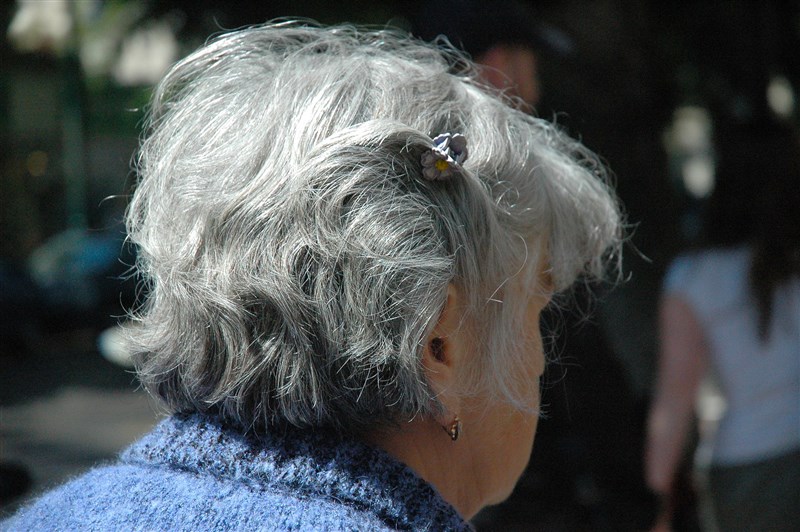 有多項竊盜前科的67歲黃姓女子,近年來在台北市萬華區搭訕年長男子,灌醉對方後洗劫財物。台北地檢署4日依強盜、竊盜等罪起訴黃女。(示意圖/圖取自Pixabay圖庫)