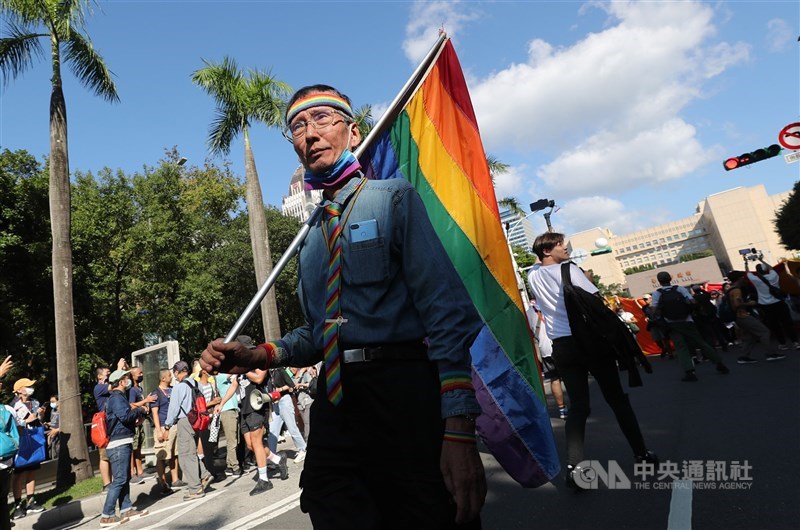 同志運動先驅祁家威(前)爭取跨國同婚權益,與一名馬來西亞僑生赴戶政機關登記遭拒,提告請求准許登記同婚。法院4日宣判,撤銷拒絕登記處分。(中央社檔案照片)
