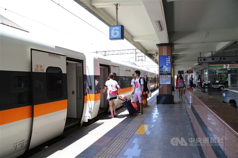 台鐵開放清明連假車票訂購,截至上午9時,返鄉及收假熱門時段長途自強號車票都已售完。(中央社檔案照片)