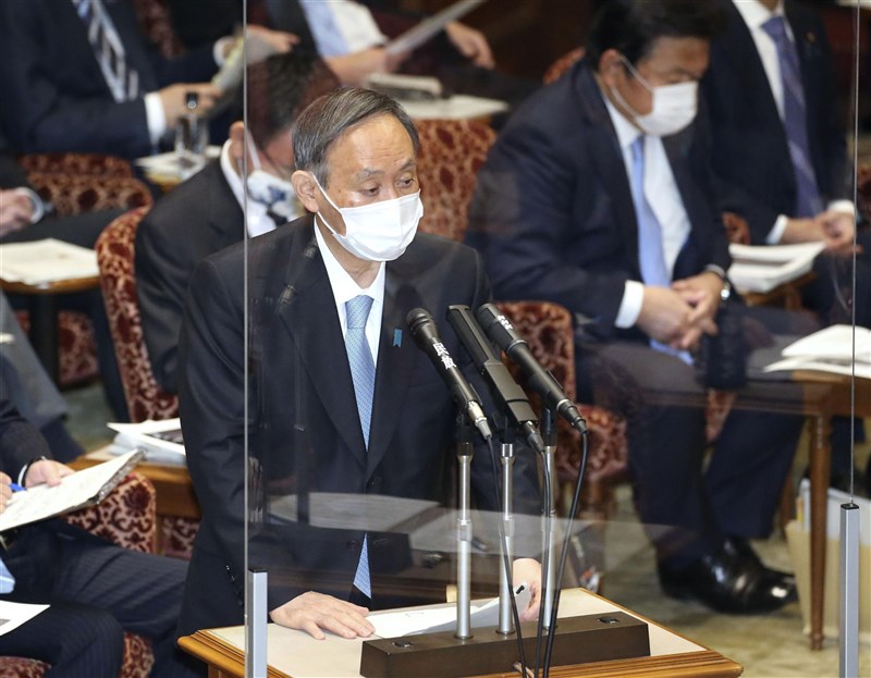 日本首相菅義偉(前)4日在參議院預算委員會回答日本維新會的參議員音喜多質詢時,強調台灣參加世界衛生組織有其必要性。(共同社)