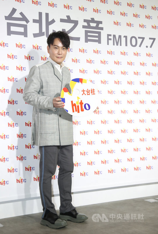 歌手張信哲即將發行第35張個人專輯,他應邀擔任Hit Fm聯播網3月hito大台柱,4日在台北出席電台活動。中央社記者張新偉攝 110年3月4日