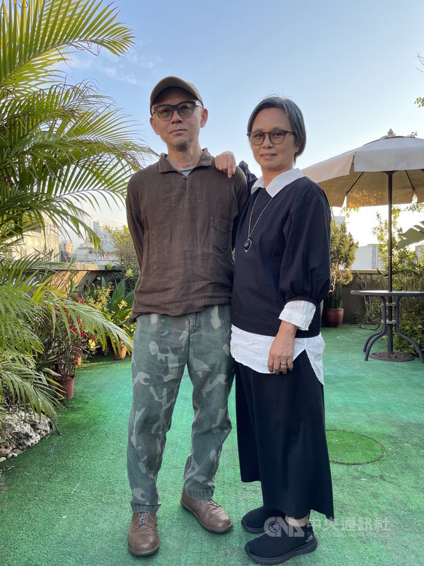 電影「揭大歡喜」由導演陳宏一(左)與魏瑛娟(右)共同編劇及執導,兩人改編文豪莎士比亞經典喜劇「皆大歡喜」結合台灣知名地景與時空背景,打造出理想之地「C門町」。(双喜提供)中央社記者王心妤傳真 110年3月4日