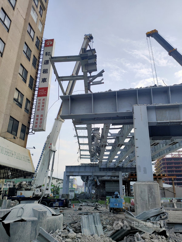 高雄市中博高架橋引道拆除工程4日進入第6天,84支引道鋼梁完全拆除並加速運出工地。(鐵道局提供)中央社記者王淑芬傳真 110年3月4日