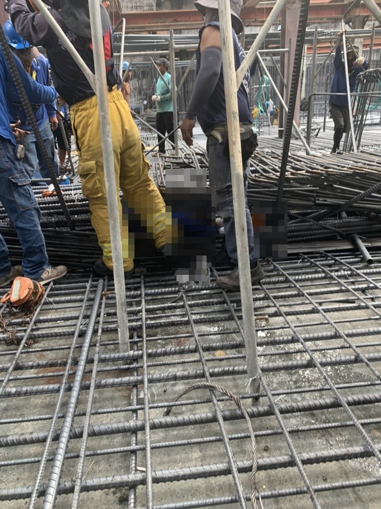 高雄市鼓山區美術東四路4日上午發生工安意外,已知有5人受傷,其中3人脫困、意識清楚,另2人傷重命危。(讀者提供)中央社記者王淑芬傳真 110年3月4日