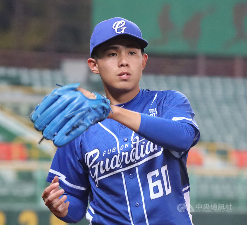 中華職棒富邦悍將隊19歲投手曾峻岳4日在台南登場的官辦熱身賽中,登板中繼3局,飆出7次三振無失分,加上打線串連終場悍將11比0擊敗統一獅隊。(富邦悍將提供)中央社記者楊啟芳傳真 110年3月4日