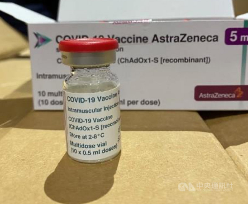 在各界引頸期盼下,首批牛津AZ疫苗總算在3日上午運抵台灣,目前已將疫苗送回食藥署國家實驗室進行相關檢驗,未來確認合格後將核發封緘證明書,才能正式放行,提供民眾施打。(食藥署提供)中央社記者張茗喧傳真 110年3月4日