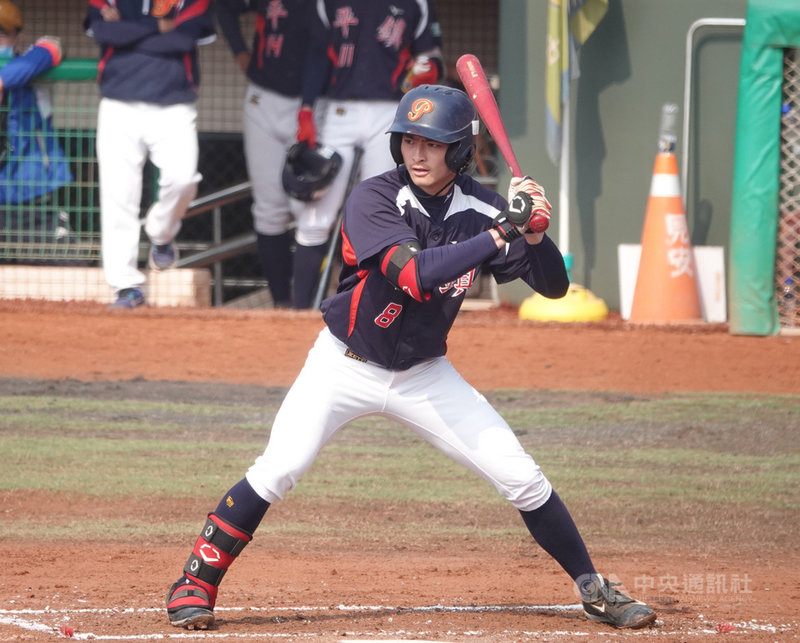 平鎮高中畢業生近年投入中職選秀都有不錯順位,今年野手張宥鈞、董子恩、捕手張翔、投手陳志杰、吳秉恩有機會參選。張宥鈞(圖)強化身體、擊球更遠,木棒聯賽打擊表現穩定。中央社記者謝靜雯攝 110年3月4日
