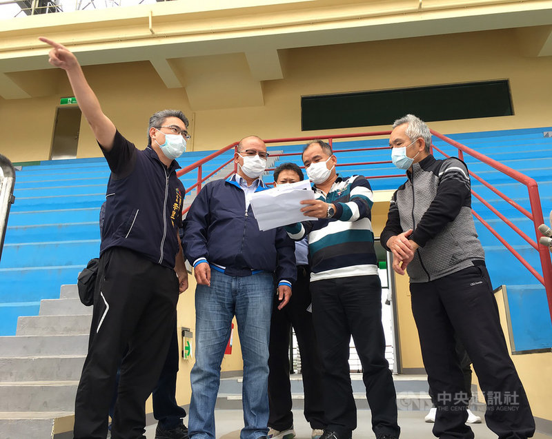 台中市議長張清照(左2)爭取為台中自由車場施作環繞跑道的智慧照明設施,方便選手夜間訓練及國際賽事競賽。圖為台中市運動局長李昱叡(左)率施工單位向張清照等人說明照明設備增設工程。(張清照辦公室提供)中央社記者趙麗妍傳真 110年3月4日