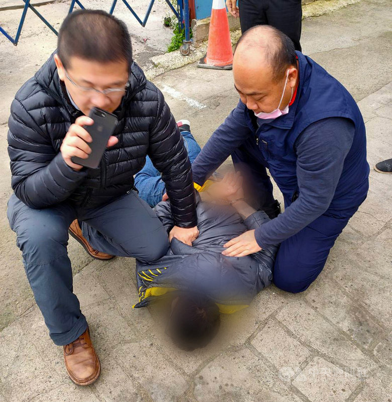 新北市三峽區李姓女子日前在台北大學外圍馬路遭搶皮包,警方4日在三峽區復興路發現陳姓嫌疑人行蹤,跟監並通知警力到場後將陳男緝捕歸案,詢後依搶奪罪移送新北地檢署。(民眾提供)中央社記者黃旭昇新北傳真 110年3月4日