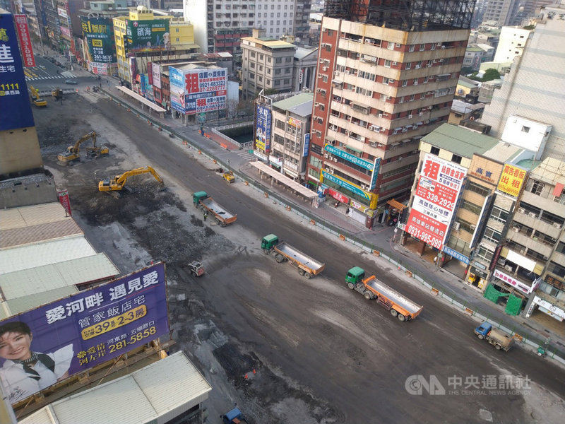 高雄中博高架橋拆除工程5日進入第7天,目前臨時站西路與建國路口正進行鋪面工程,將作為站東路通車前進出車站的聯絡道路。(高市交通局提供)中央社記者侯文婷傳真 110年3月5日