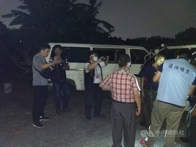 台北市為掌握廢棄物來源及流向,並避免代清業者違法夾帶不明廢棄物進北市焚化廠,已將460部清運車輛全面裝置GPS即時追蹤系統。圖為稽查人員使用GPS攔車受檢。(北市環保局提供)中央社記者陳怡璇傳真 110年3月5日
