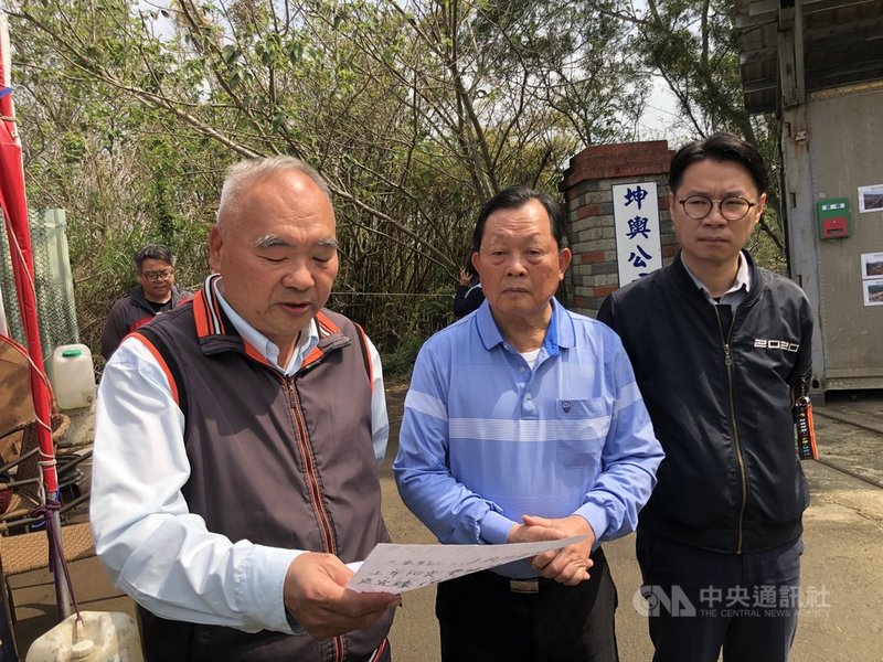 苗栗縣政府5日宣布中止坤輿事業廢棄物掩埋場試運轉計畫,反坤輿自救會會長陳清鑫(左)表示,感謝縣府,但相關行政訴訟仍會持續,最終目標希望將設置許可及興辦事業計畫撤銷。右起為聲援自救會的苗栗縣議員陳光軒、前苗栗縣長劉政鴻。中央社記者管瑞平攝 110年3月5日