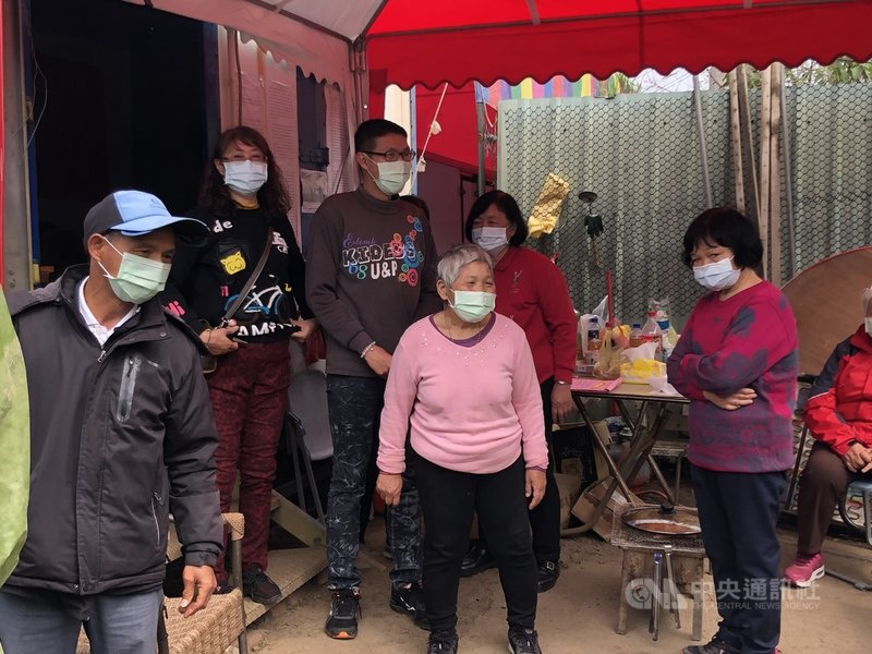 苗栗縣政府5日宣布中止坤輿事業廢棄物掩埋場試運轉計畫。反坤輿自救會成員及造橋鄉親得知消息,表示欣慰、感謝。中央社記者管瑞平攝 110年3月5日