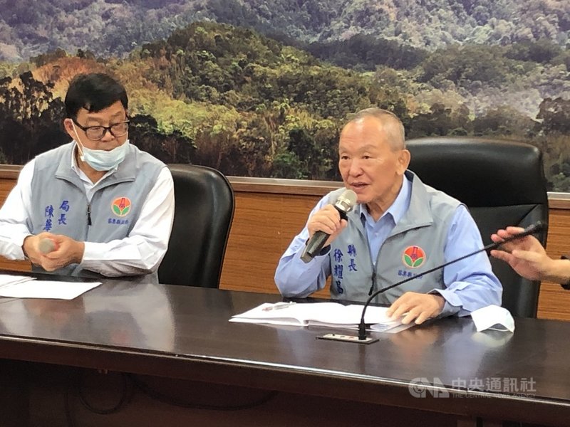 苗栗縣造橋鄉坤輿事業廢棄物掩埋場案,經居民在場區入口抗議2個月,苗栗縣長徐耀昌(右)5日開記者會宣布,坤輿未能與民眾溝通,致未按核定試運轉計畫內容進行,為避免浪費社會成本,將中止試運轉。中央社記者管瑞平攝 110年3月5日