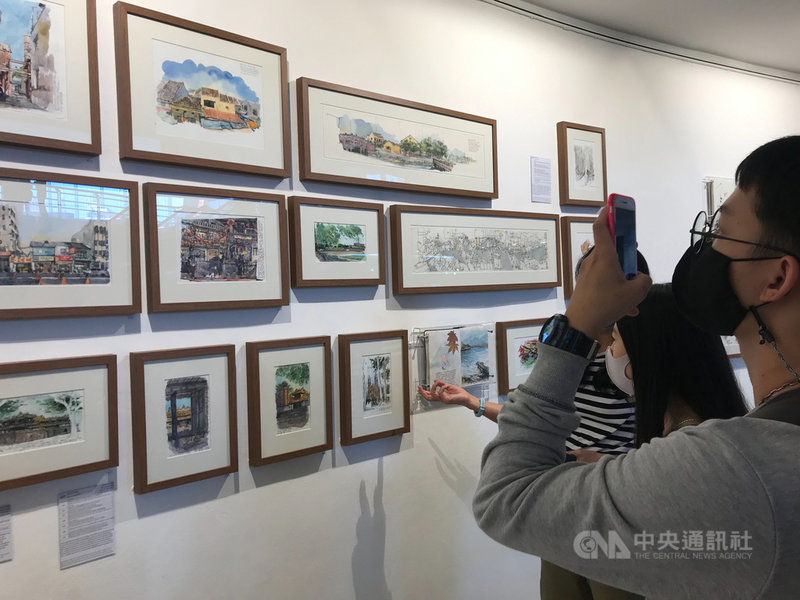 曼谷藝術文化中心(BACC)2月16日到3月7日展出4位泰國插畫家的作品,民眾用手機拍攝插畫家皮緹拉關於台灣的畫作。中央社記者呂欣憓曼谷攝 110年3月5日