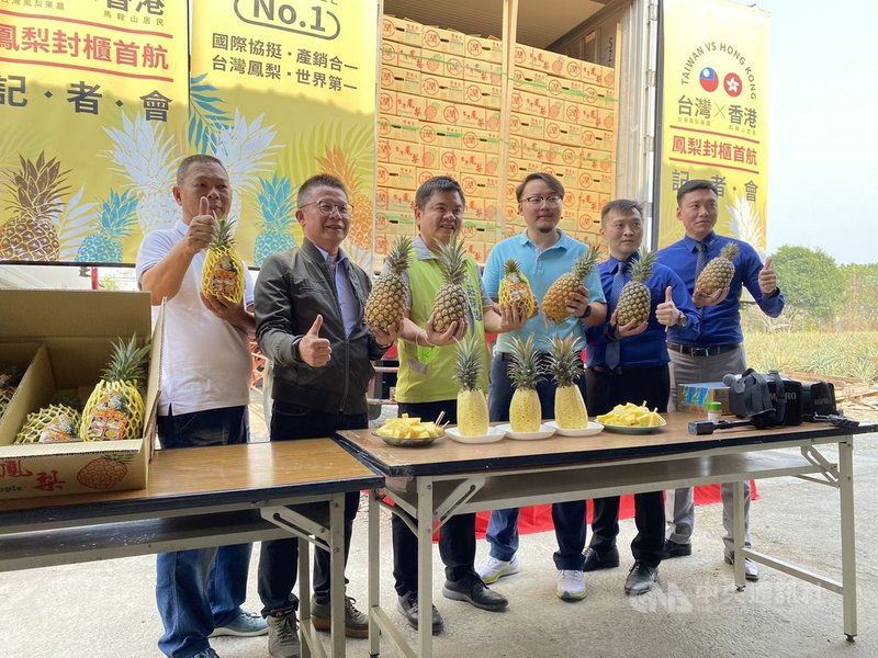 台灣第一批外銷香港鳳梨5日在屏東縣內埔鄉自然農場封櫃啟航,農糧署副署長姚志旺(左2)及民進黨立委莊瑞雄(左3)前往參與。(莊瑞雄服務處提供)中央社記者郭芷瑄傳真 110年3月5日