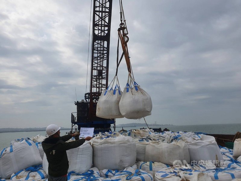 金門縣自來水廠5日表示,金門本島往烈嶼的海底輸水管線最近浮出,水廠已緊急針對海管上浮兩端進行沙包保護,同時安排船機及材料進場修復;目前大小金海管供水仍正常。(金門縣政府提供)中央社記者黃慧敏傳真 110年3月5日