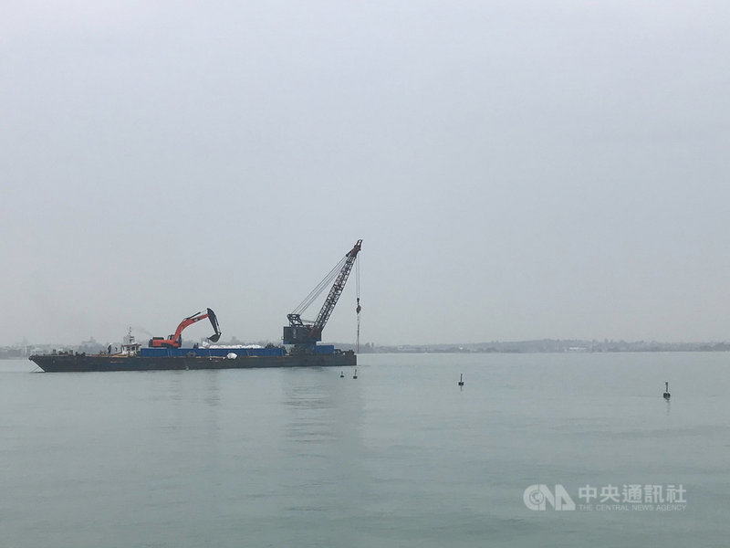 金門自來水廠近日接獲通報,在大小金海域上有一條浮管,經派員確認,應為大金門送小金門的海底輸水管線;水廠已緊急在浮管布設警示設施,並請交通部航港局發布礙航公告。(金門縣政府提供)中央社記者黃慧敏傳真 110年3月5日
