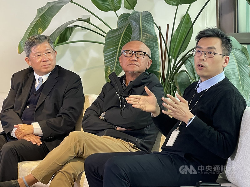 代工大廠緯創旗下教育品牌緯育5日宣布與LiveABC互動英語教學集團合作,推出英語學習服務。圖為緯創副董事長暨新事業總經理黃柏漙(中)、緯育營運長黃永鑫(右)主持媒體說明會。中央社記者吳家豪攝 110年3月5日