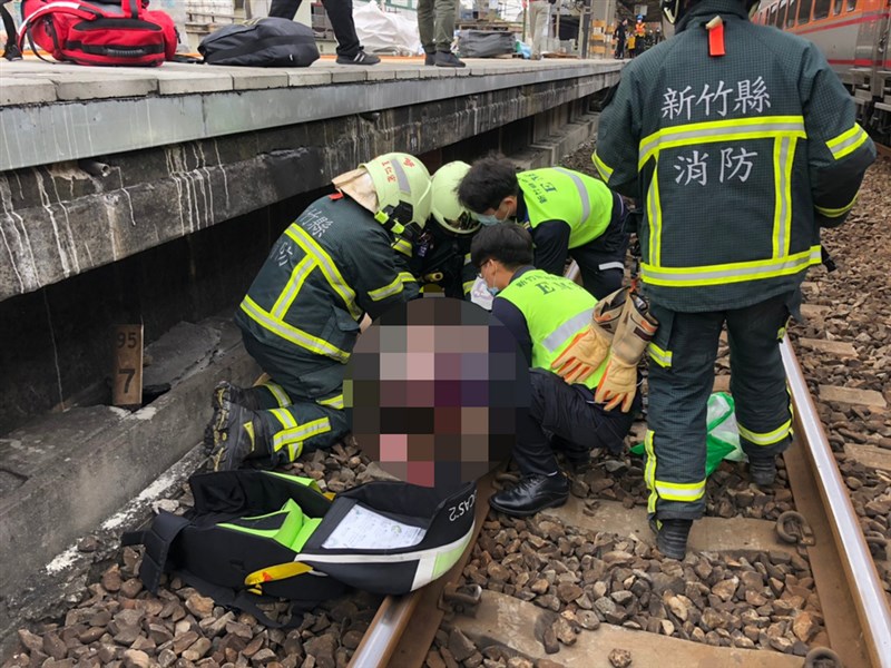 一名約40歲女子5日上午在台鐵新豐站跌落鐵軌,遭北上自強號列車撞擊,警消接獲通報後趕往現場搶救,但女子已失去呼吸心跳,緊急送醫急救。(翻攝畫面)中央社記者郭宣彣新竹縣傳真 110年3月5日