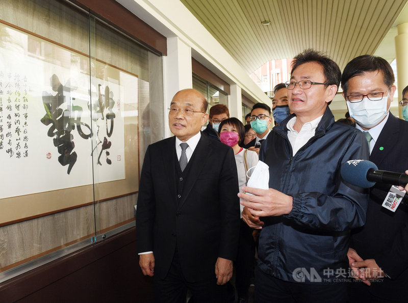 民進黨立委黃國書(右2)在立法院文化藝廊推出為期2個月的書法創作展,5日邀請行政院長蘇貞昌(前左)、交通部長林佳龍(右)等一起參觀,分享創作理念。中央社記者施宗暉攝 110年3月5日