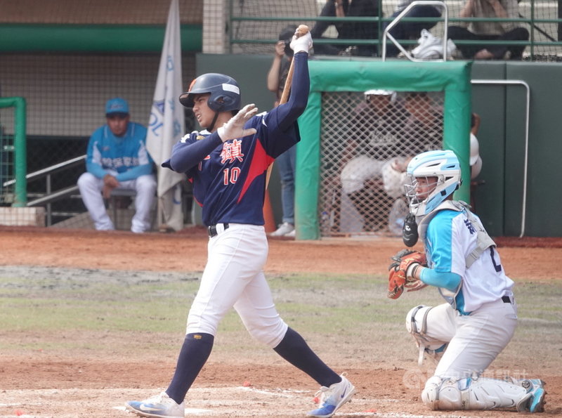 109學年度高中木棒聯賽冠軍戰,平鎮高中與穀保家商5 日交手,平鎮高中捕手張翔(左)單場4打點,率隊以8 比1、7局拿勝,完成木棒聯賽史上首度3連霸。中央社記者謝靜雯攝 110年3月5日