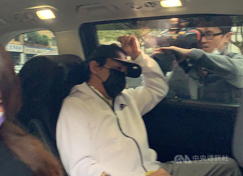 國民黨籍新北市議員曾煥嘉(左)涉嫌詐領助理費約新台幣128萬元被訴,新北地方法院5日下午裁定曾煥嘉以新台幣300萬元交保,限制住居、限制出境、出海8月。中央社記者沈佩瑤攝 110年3月5日