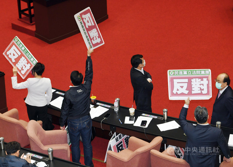 民進黨立法院黨團總召柯建銘(右)5日在院會,帶領同黨立委在表決中,以人數優勢駁回國民黨立法院黨團提出的3項增列討論事項。中央社記者施宗暉攝 110年3月5日