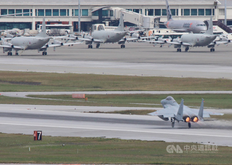 日本共同社報導,防衛省把需緊急升空的情況限縮為「入侵領空可能性更高的機型」並減少整體次數,2020年度戰機緊急升空次數大減。圖為2017年沖繩那霸基地自衛隊F-15戰機緊急升空。中央社記者陳亦偉攝 110年3月5日