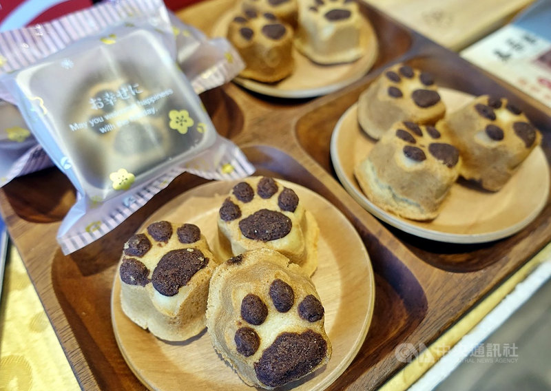 嘉義市商圈文化促進協會5日號召31間商家,發表自家創意鳳梨產品,有店家為挺台灣鳳梨,運用沙茶魚鬆產品,製作出貓掌造型的魚鬆鳳梨酥。中央社記者黃國芳攝 110年3月5日