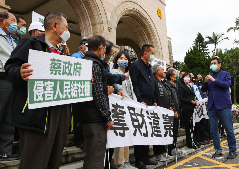 國民黨立法院黨團總召費鴻泰(右)與反消滅水利會全國自救會等人5日在司法院前舉行記者會,指出農田水利法違憲,將提釋憲案。中央社記者謝佳璋攝 110年3月5日