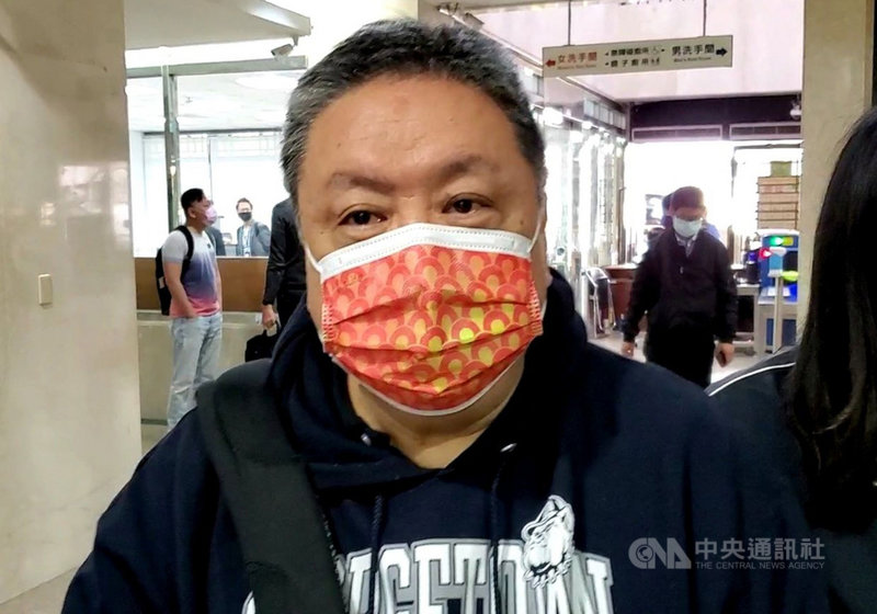 上櫃公司淳紳公司董事長沈瑋(圖)等人被控掏空逾新台幣4億元,台北地檢署4日指揮調查局兵分12路搜索,並約談沈男等12人。檢察官漏夜偵訊後,5日將沈瑋及陳姓董事聲押禁見,其餘10人交保。中央社記者林長順攝 110年3月5日