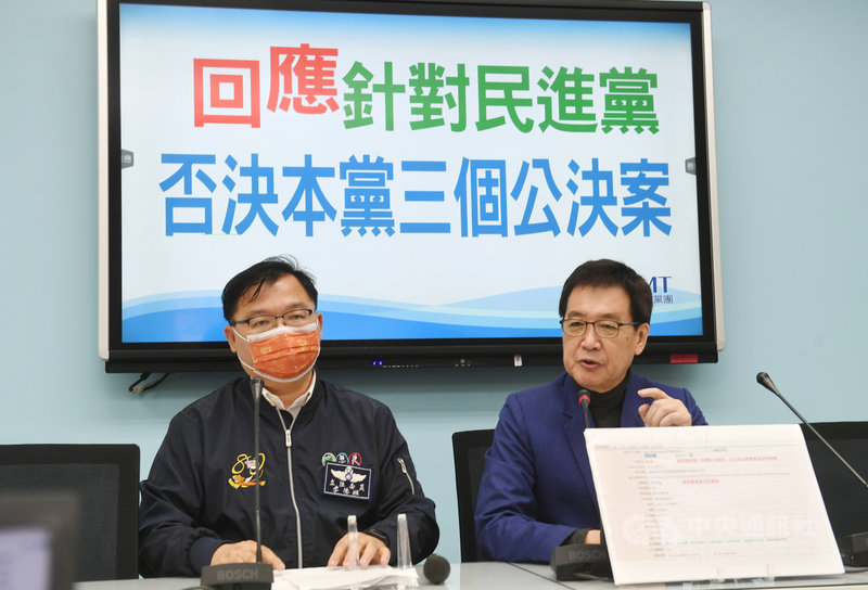 國民黨立法院黨團總召費鴻泰(右)、立委李德維(左)5日在黨團記者會表示,黨團提出3項增列討論事項,都遭民進黨團駁回,批評民進黨用多數暴力,「不知道在怕什麼」。中央社記者施宗暉攝 110年3月5日