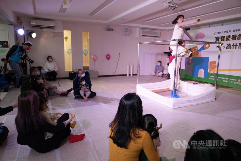 新北市親子館兒童月聯合活動,推出專供1至3歲嬰幼兒觀賞的戲劇「寶寶劇場之ㄟˊ,為什麼房子在飛?」,將於4月7至29日在新北市17個行政區的親子館演出34場次。中央社記者沈佩瑤攝 110年3月5日