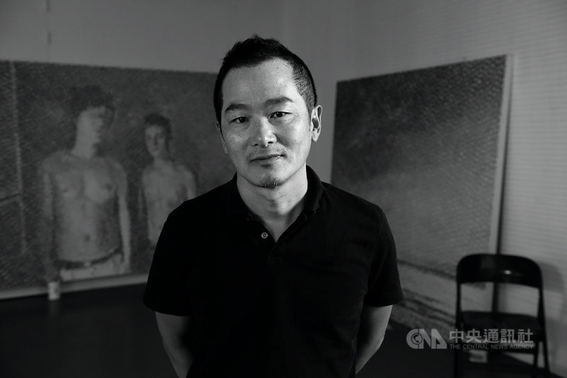 藝術家鄭君殿6日起將在台北推出個人展覽「時間的玫瑰」,他擅長以日常生活中所見為創作題材,透過特殊繪畫技法,展現超現實的概念。(TAO ART提供)中央社 110年3月5日