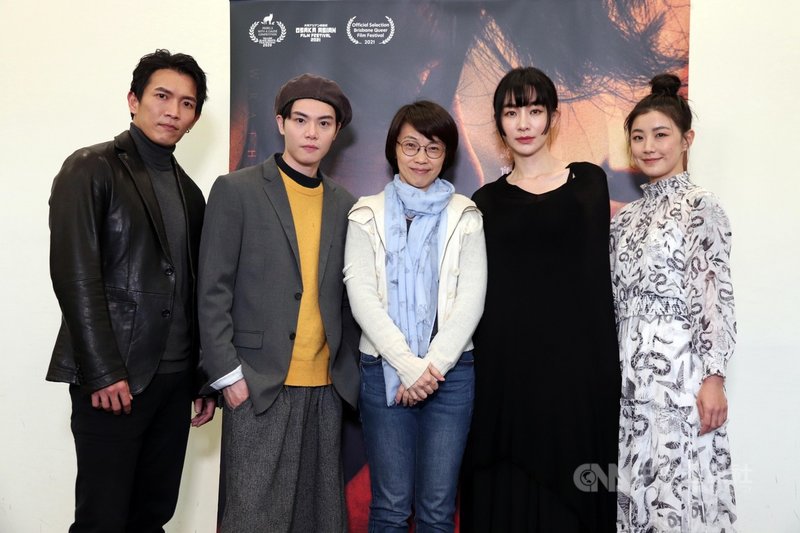 電影「愛.殺」導演周美玲(中)與演員黃尚禾(左起)、徐宇霆、翁嘉薇(右起)、陽靚出席媒體試片,暢談拍攝花絮。陽靚為作品剪去50公分長髮,徐宇霆則是花2個月瘦身10公斤。(金禾創意提供)中央社記者王心妤傳真 110年3月5日
