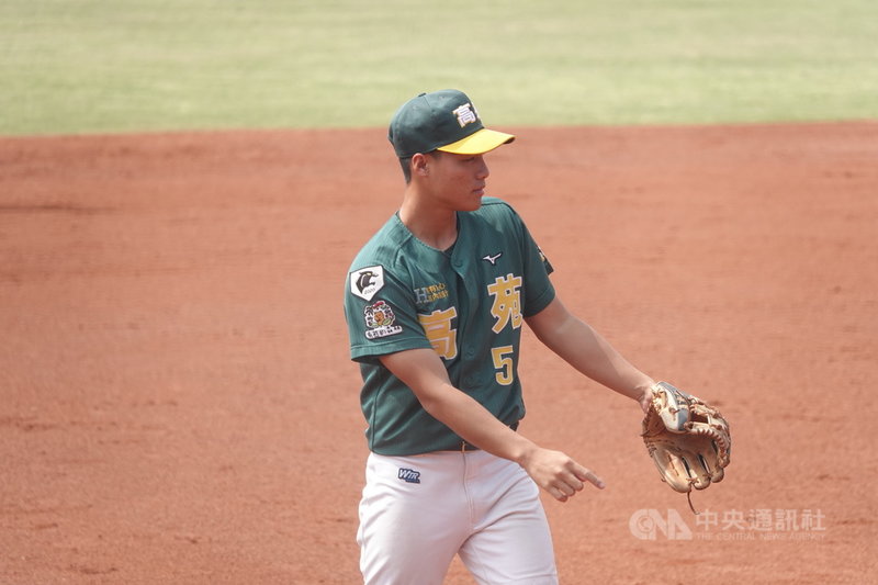 高中木棒聯賽高苑工商季軍戰不敵三民高中、拿下第4名,高苑楊強森(圖)高二開始增加投球角色,最快球速約145公里,有5種變化球,他表示,跟教練、家人討論過畢業後決定參加中職選秀。中央社記者謝靜雯攝 110年3月5日