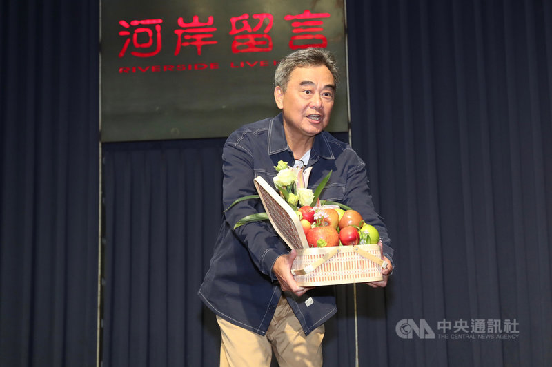 歌手陳昇因口腔腫瘤入院治療取消2020年的跨年演唱會,5日復工開唱,在台北河岸留言西門紅樓展演館舉辦「陳昇&新寶島康樂隊2021新樂園開春春酒演唱會」。陳昇收到工作人員致贈的蘋果,將蘋果分發給現場媒體。中央社記者吳家昇攝 110年3月5日